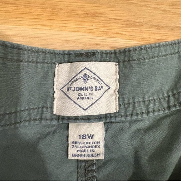 St. John’s Bay Capri Cargo Pants Green Size 18W - Picture 2 of 3